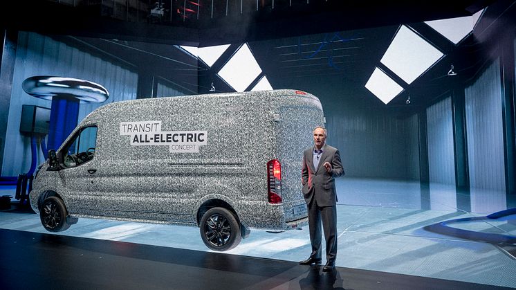 Her presenteres den helelektriske 2-tonns Ford Transit av Ford Europas visepresident for marketing salg og service, Roelant de Waard