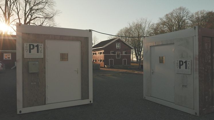 View of Tenthaus' artist residency units P1 - Mobile Atelier, situated at the MOMENTUM 12 site in Jeløya, Moss. Photo credit: Vlad Molodez.