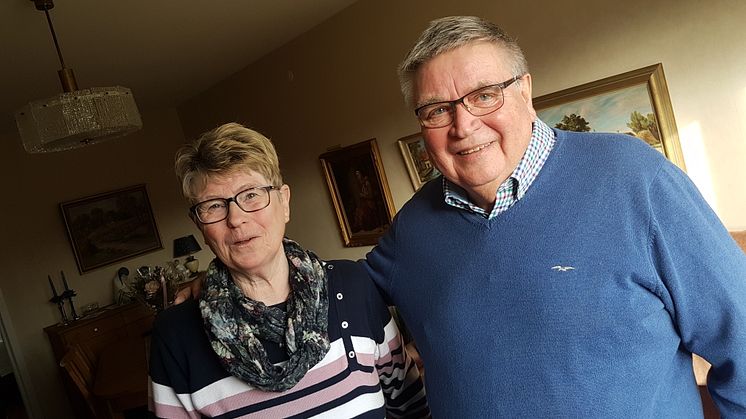 Kerstin Jönsson och Rolf Thell i lägenheten där Rolf bott i femtio år - lika länge har IKEA-lampan i bakgrunden fått hänga med.