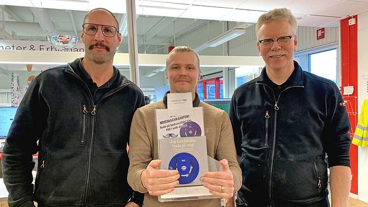 I Södertäljebutiken gav man allt för att uppmärksamma Mustaschkampen. Fr.v med fina november-mustascher: Pierre Arrholm, butikssäljare, David Lindgren, utesäljare och Göran Mårtensson, butiksansvarig.