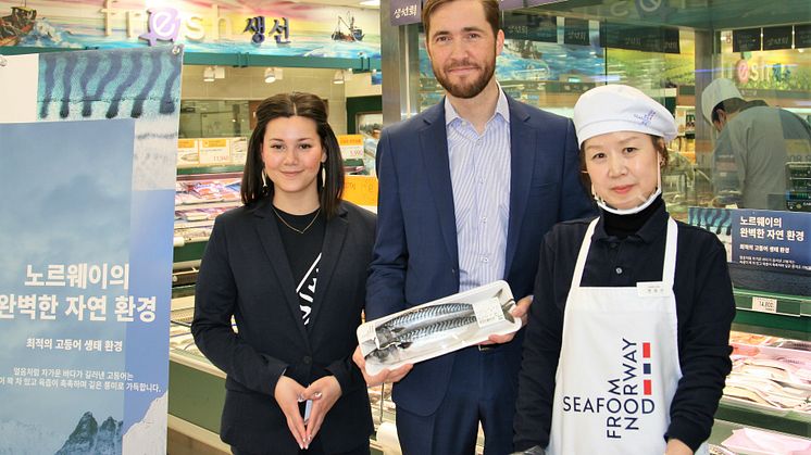 Prosjektleder Melissa Gotliebsen og Fiskeriutsending Gunvar Wie  viser frem norsk makrell på butikkdemo under OL i Sør-Korea.  Foto: Norges sjømatråd.