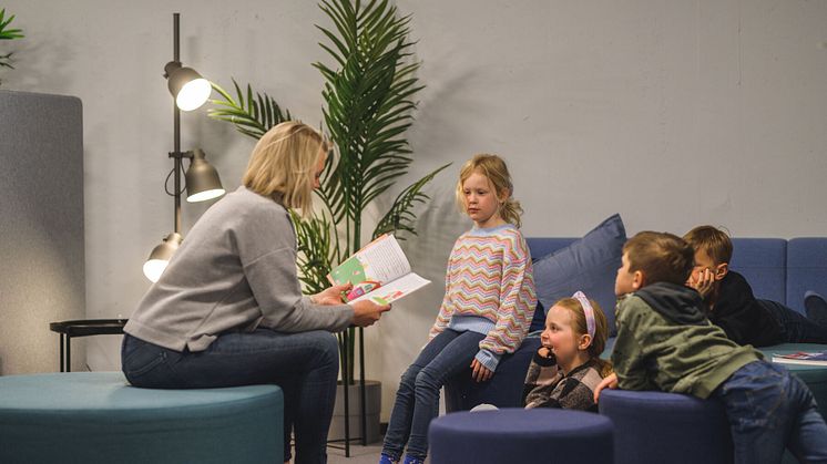 Lärare_läser_för_grupp (1)