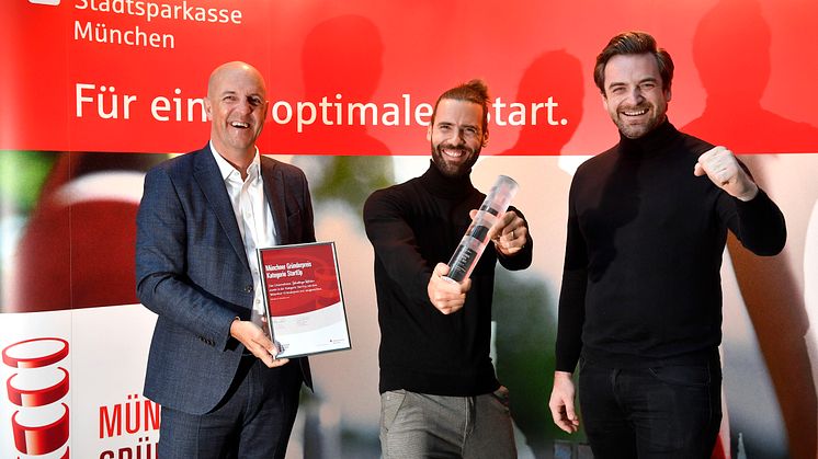 v.l.n.r: Vorstandsmitglied Stefan Hattenkofer gratuliert den Gründern des Schwabinger Hofladens Benjamin Maunz und Finn Röder