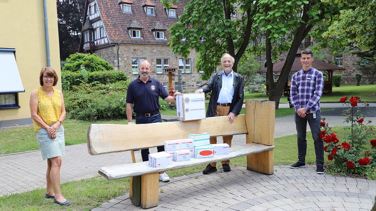 Ursula Nölker und Einrichtungsleiter Patrick Otto (ganz rechts) freuen sich über die Spende des Lions-Clubs Bad Sooden-Allendorf, die Präsident Andreas Momberg (Zweiter von links) und Lions-Club-Mitglied Oskar Sint überreichten.