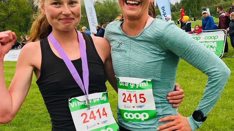 Vinnaren Lisa Ring till vänster tillsammans med Linnea Isaksson 6:a i mål.