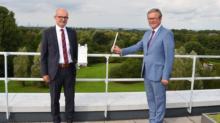 Andreas Speith, Geschäftsführer WWN (l.), und Michael Dreier, Bürgermeister Paderborn, nehmen das  Gateway auf dem Dach eines Verwaltungsgebäudes in Betrieb. Dort empfängt das Gateway auch Sensoren mit einer Entfernung von über 12 km.