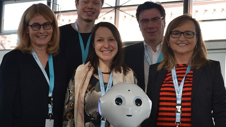 MANNHEIM. Ein kleiner Roboter wird zum großen Hingucker – Peppers Auftritt an der Hochschule der Wirtschaft für Management (HdWM)in Mannheim zeigt Technologie zum Anfassen. Und Pepper bewegte sich unter den zahlreichen Gästen in der schmucken Aula d