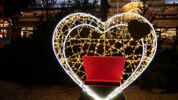 Ny ljusinstallation pryder Kungstorget i Göteborg. Foto: Innerstaden Göteborg