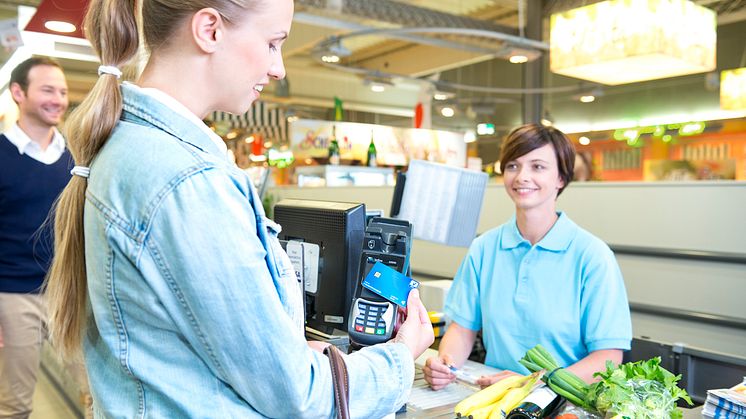 Kontaktloses Bezahlen mit V PAY - im Supermarkt