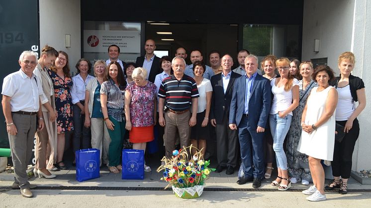 (v.li.): Übersetzer Mykhailo Havrysh, ukrainische Gäste, Katrin Schäfer, Katrin Dillinger, Prof. Dr. Özer Pinar, Prof. Dr. Dolores Sanchez Bengoa, Prof. Dr. Michael Nagy, Prof. Dr. Esin Bozyazi. Foto: Franz Motzko