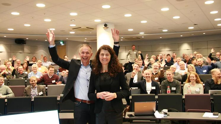 Katharina Bramslev og Kjell Petter Småge foran en forsamling glade deltagere.