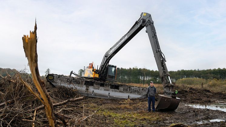 Tobias Julin och Volvo EC220E LR Big Float
