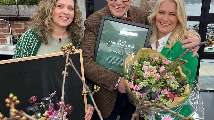 Finn Schjøll er kåret til historiens første hageambassadør. Bildet er fra God Morgen Norge 9.april der Finn er avbildet Siv Iren Sørensen-Moe (Opplysningskontoret for blomster og planter) og Cecilie Svabø (prosjektleder Hagemessen) 