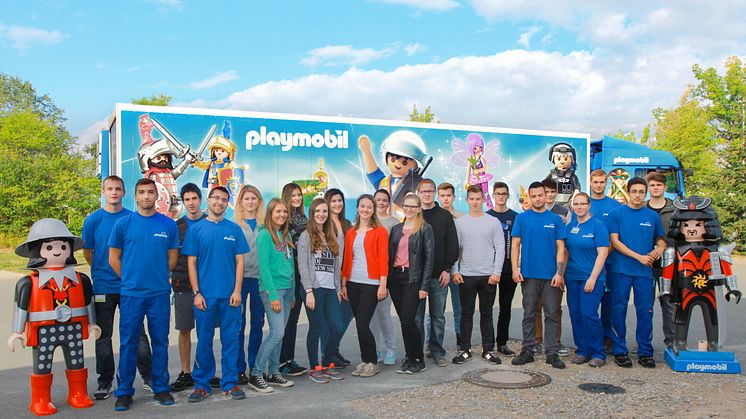 Die neuen PLAYMOBIL-Auszubildenden beim Besuch der Produktionsstätte in Dietenhofen.