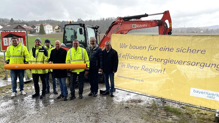Ausbau des Gasnetzes in Eging am See: Vertreter des Bayernwerks und der Firma Bachl informierten Bürgermeister Walter Bauer (re.) über den Baufortschritt.  