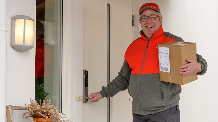 Postbud Bjørn Tørseth er en av dem som tester ut den nye tjenesten i Vestfold. Foto: Tore Oksnes, Posten Norge