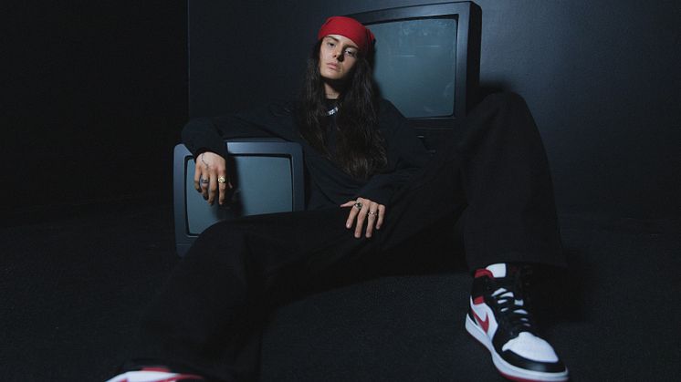 Det er en stor uke for Ash Olsen som slipper sin debut-EP «ASHY». I tillegg er hun nominert til P3 Gull og gjør i den anledning sin første TV-opptreden. Foto: Sondre Horvei