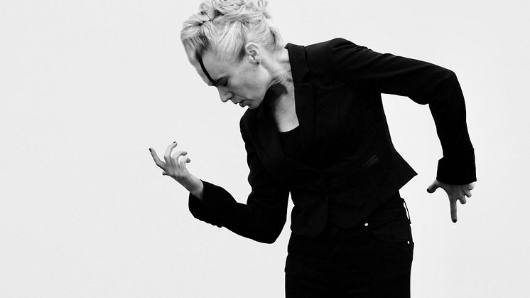 Johanna Zwaig er en av tre inviterte kunstnere i årets utstilling. Hun har sin performance «Baraye» lørdag 9. september. Foto: Jannik Abel. 