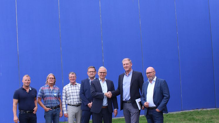 Palle Rosendahl og Ole Veggerby giver hånd på den nye investering.