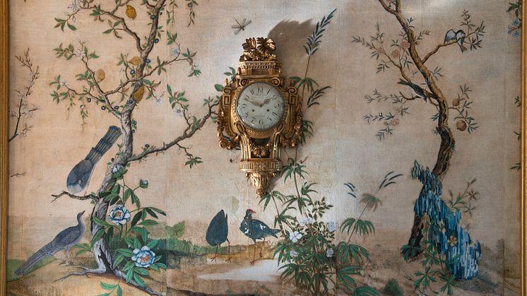 Den handmålade kinesiska tapeten i förmaket på Svindersvik är troligen tillkommen på 1760-talet. De kinesiska tapeterna beundrades för sina rika färger, exotiska motiv och höga kvalitet. Foto: Peter Segemark, Nordiska museet.
