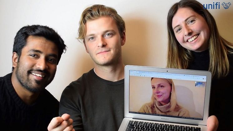 Vinnarna av JIBS Entrepreneurship Challenge 2020: från vänster Raghunandan Bangalore Rajanna, John Synnes, Vivien Ge och Julia Bomberg (på skärmen). Teamen tävlade via digitala länkar under alla 48 tävlingstimmar.