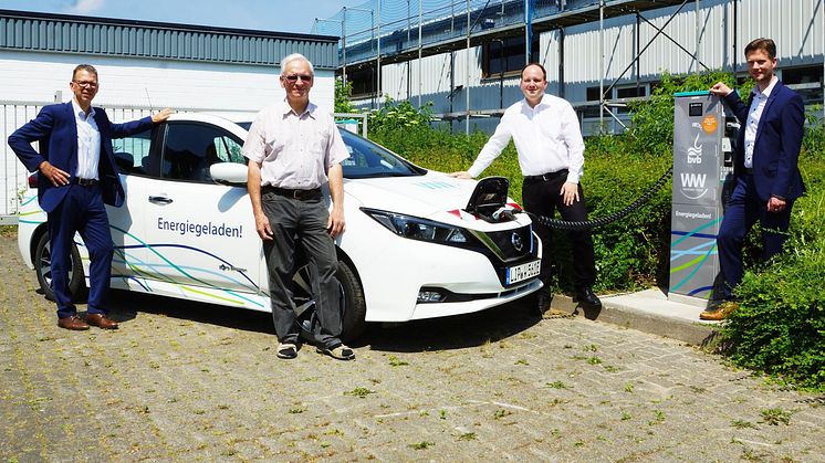 Bringen die E-Mobilität in Blomberg voran: Michael Wippermann (WW), Günther Borchard (Aufsichtsratsvorsitzender BVB), Bürgermeister Christoph Dolle und Dirk Middendorf, Geschäftsführer BVB (v. l.). (Foto: brink-medien)