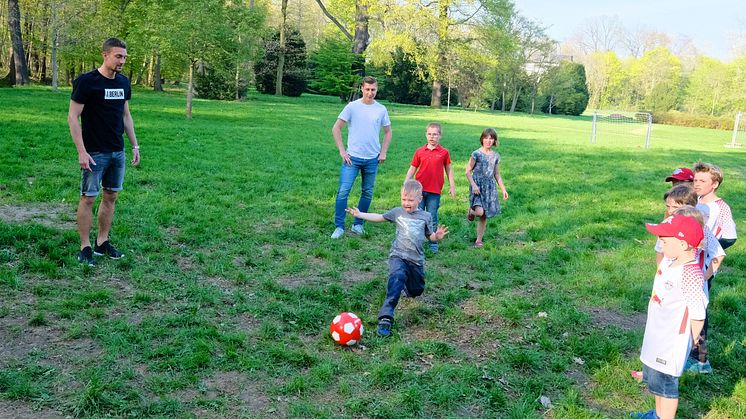 RB-Fußballer kicken im Kinderhospiz Bärenherz mit kleinen Fans um die Wette 