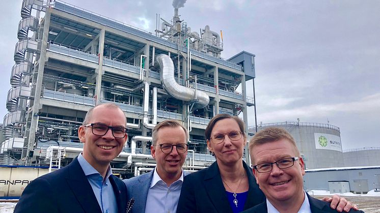Glad kvartett presenterar SunPines investering i en ny fabrik. Niklas Nordström, kommunalråd Luleå, Mikael Damberg, innovations-och näringsminister, Helena Stenberg, kommunalråd Piteå, och Magnus Edin, vd, SunPine.