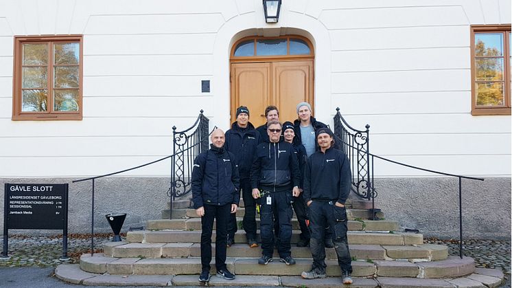 Gänget från Riksbyggen som tar hand om utemiljön kring Gävle Slott och Länsfängelse: Fr v Klas Kånohols, Robert Eriksson, Joakim Tengstrand, Roland Holmsten, Sara Helgesson, Eric Pettersson och Jens Rundberg.