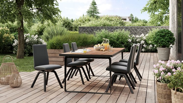 Stressless Laurel Outdoor stol i tekstil Breeze Charcoal og ben O200. Stressless Milos bord, brunbeis.