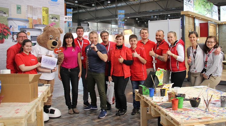 Toom Baumarkt unterstützt Bärenherz: Engagierter Einsatz auf der Messe Haus-Garten-Freizeit