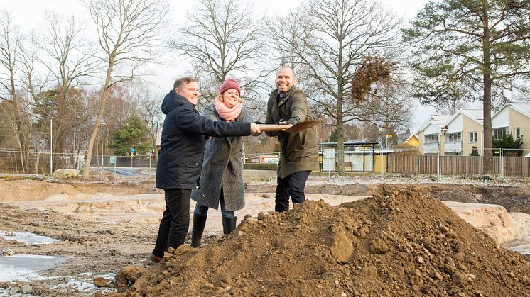 Första spadtaget för projektet togs av Torbjörn Wennberg från Sh bygg, Maija Tammela Arvidsson från Uppsala kommun och Svante Jernberg från Sveafastigheter Bostad.