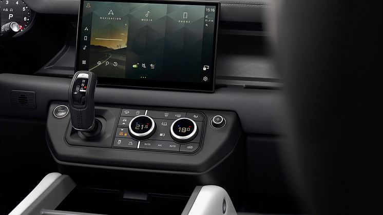 DEF_130_V8_25MY_080524_06_INTERIOR.jpg