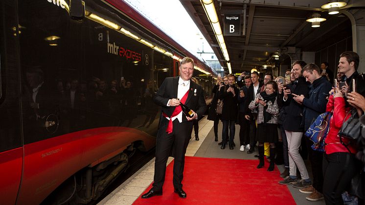 "Royal Roger" Lundgren döper Estelle-tåget- Foto: Jay Veesualz
