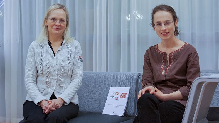 Bernadette Sztojka och hennes handledare professor Hannele Tuominen småpratar efter disputationen. Foto: Anne Honsel