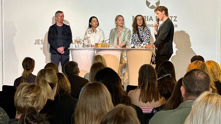 Jesper Johansson, Desirée Jaks, Tina Trigg, Maria Printz och Albin Edberg i panelen på Stellagalans Forum 2023.