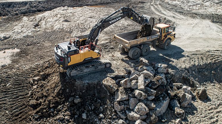 Volvo EC380E med större undervagn lastar dumper