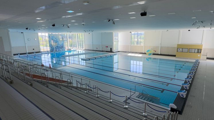 Nu går det snart att bada i Rimnersbadets bassänger! Lördagen den 15 juni invigs Uddevallas nya, fina badanläggning. På bilden syns 50-metersbassängen som är byggd för att klara SM-standard för 25-meterstävlingar. 