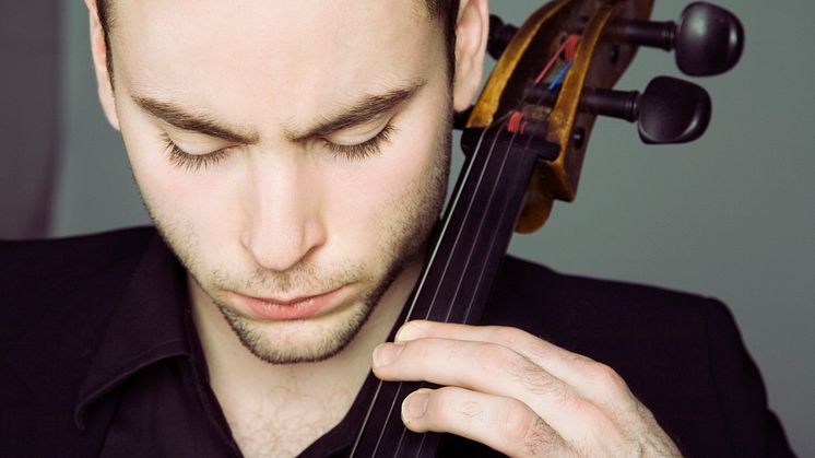 Stjärncellisten Jakob Koranyi spelar med Gävle Symfoniorkester