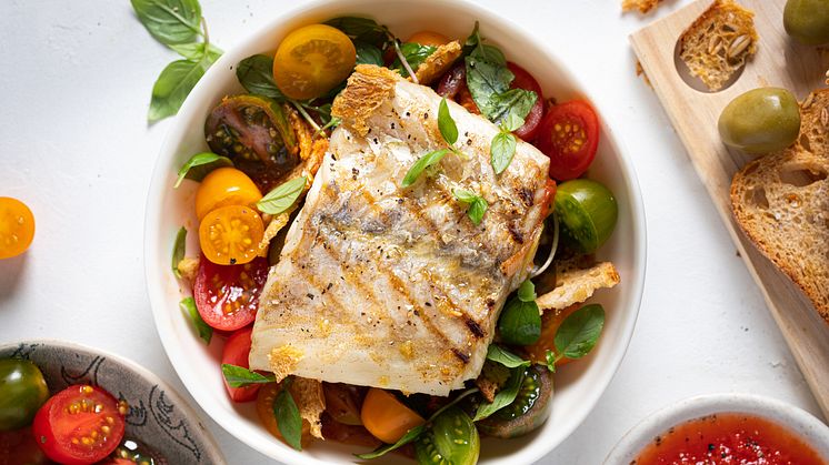 Grillet tørrfisk, oliven, tomater og sprøtt surdeigsbrød