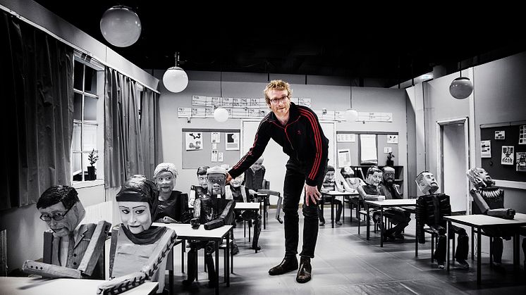 Erik Holmström i klassrummet där ”Vad gör vi här?” spelas.