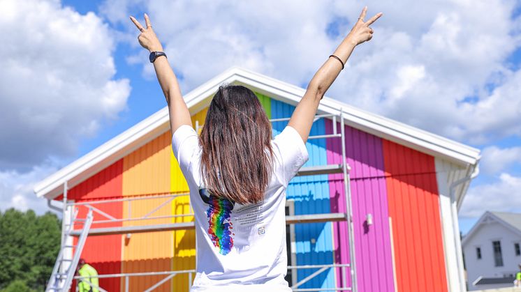 Älvsbyhus målade ett visningshus i regnbågsfärger inför Stockholm Pride - på taket satt solcellspaneler från NIBE Energy Systems