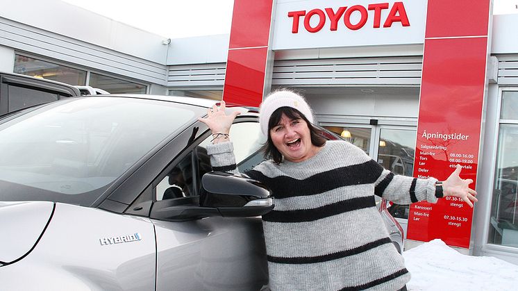 Tone-Lise Rudborg er lykkelig eier av nye Toyota C-HR