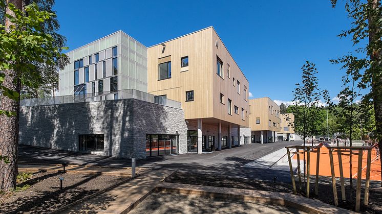 Undervisningsbygg har stort fokus på valg av miljøvennlige materialer. På Bjørnsletta skole har de valgt ulike materialtyper, der ulike funksjonskrav på ulik plass gir ulik løsning. Foto: FutureBuilt/TLauluten.