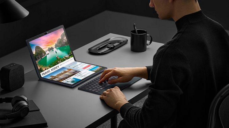 Zenbook 17 Fold OLED_UX9702_Scenario photo_Extended mode