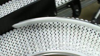 Easy Conveyors plastkedjetransportör till tillverkande industrin.