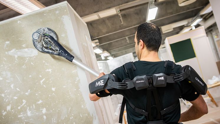Hamid demonstrerer hvordan et exoskelet kan hjælpe håndværkere med de tunge løft.