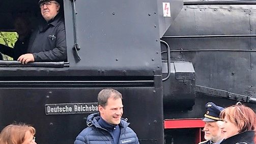 Preisverleihung für den 50.000 Fahrgast zum Saisonstart der EAB