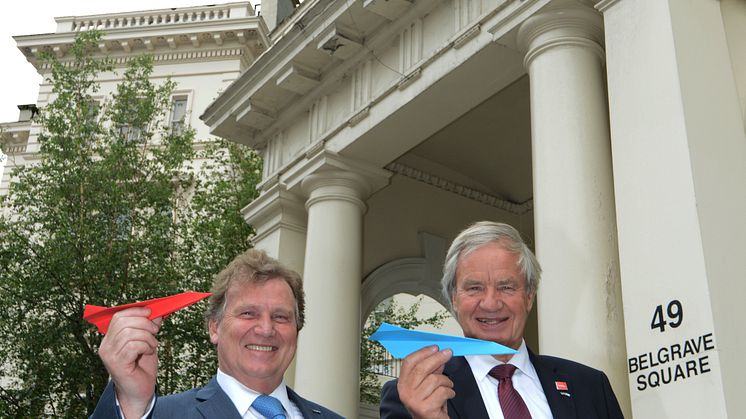 Argentiinan Ison-Britannian suurlähettiläs Carlos Sersale di Cerisano ja Norwegianin konsernijohtaja Bjørn Kjos