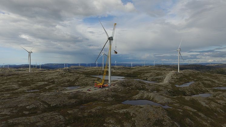 Montering av siste turbin i Storheia vindpark